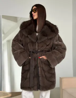 Шуба норковая с капюшоном из куницы