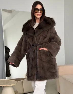 Шуба норковая с капюшоном из куницы