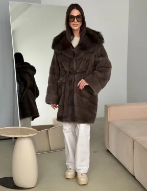 Шуба норковая с капюшоном из куницы