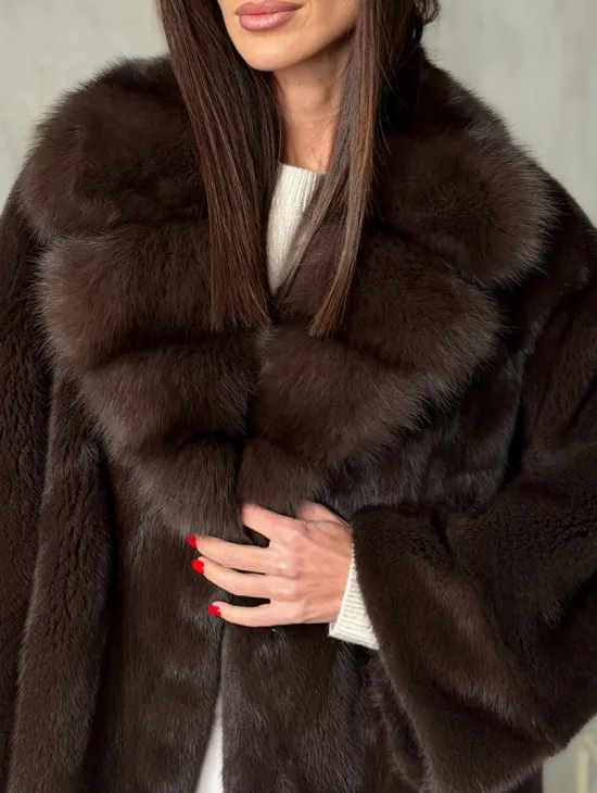 Короткий норковый жакет с воротником из куницы