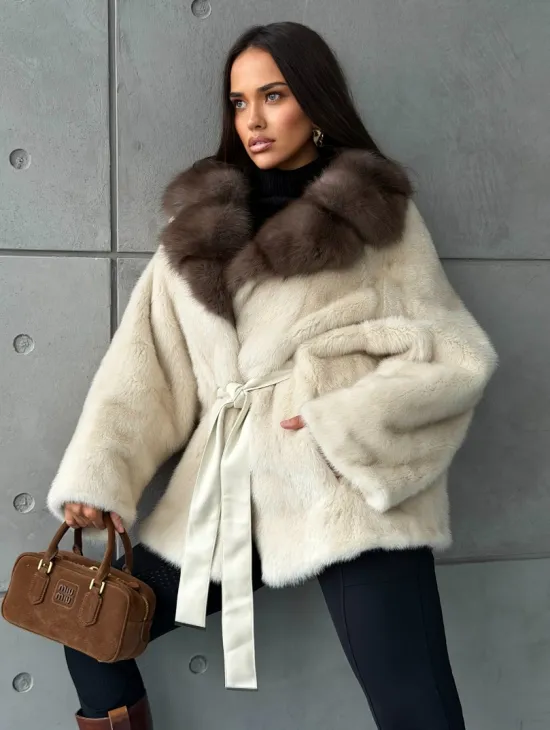 Светлая норковая шуба oversize - воротник куница