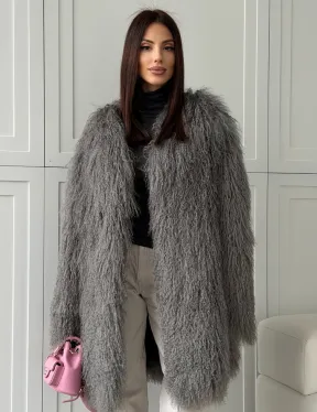 Удлиненная серая шуба из ламы
