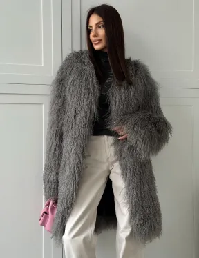 Удлиненная серая шуба из ламы