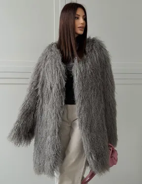 Удлиненная серая шуба из ламы