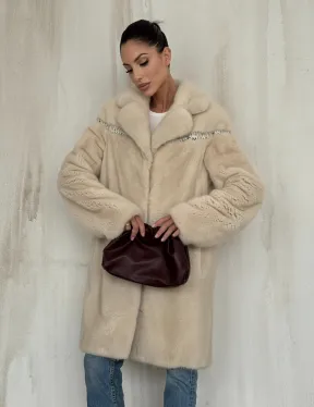 Шуба из аукционной норки с отделкой из кожи в цвете жемчуг