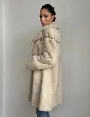 Шуба из аукционной норки с отделкой из кожи в цвете жемчуг