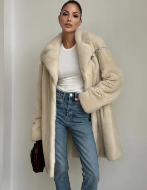 Шуба из аукционной норки с отделкой из кожи в цвете жемчуг