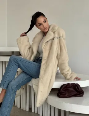 Шуба из аукционной норки с отделкой из кожи в цвете жемчуг