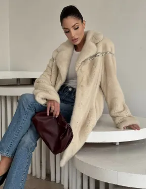 Шуба из аукционной норки с отделкой из кожи в цвете жемчуг