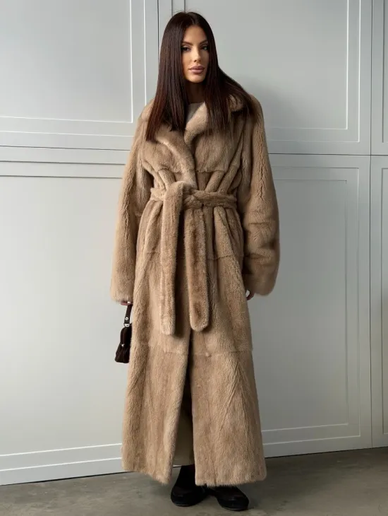 Прямая шуба из меха норки с поясом (бежевая)
