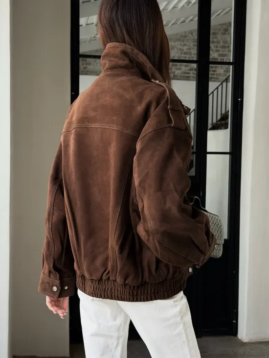 Коричневая куртка из натуральной замши тренд 2026