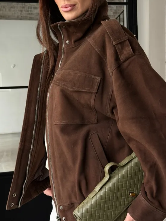 Коричневая куртка из натуральной замши тренд 2026