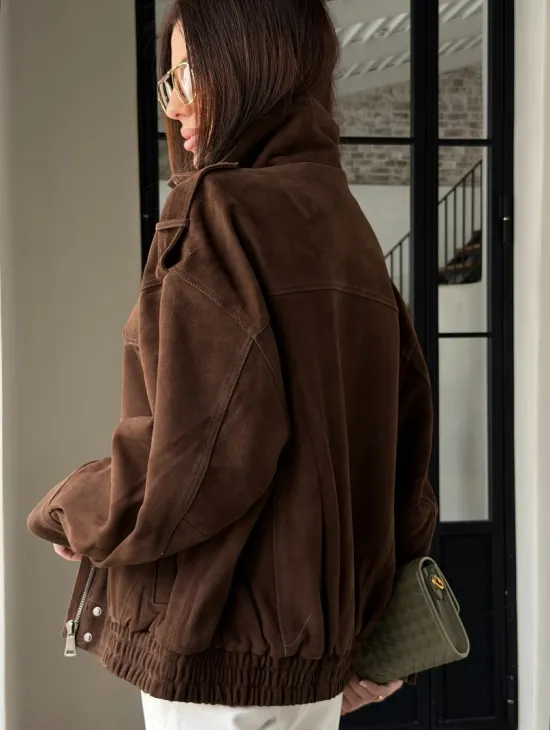 Коричневая куртка из натуральной замши тренд 2026
