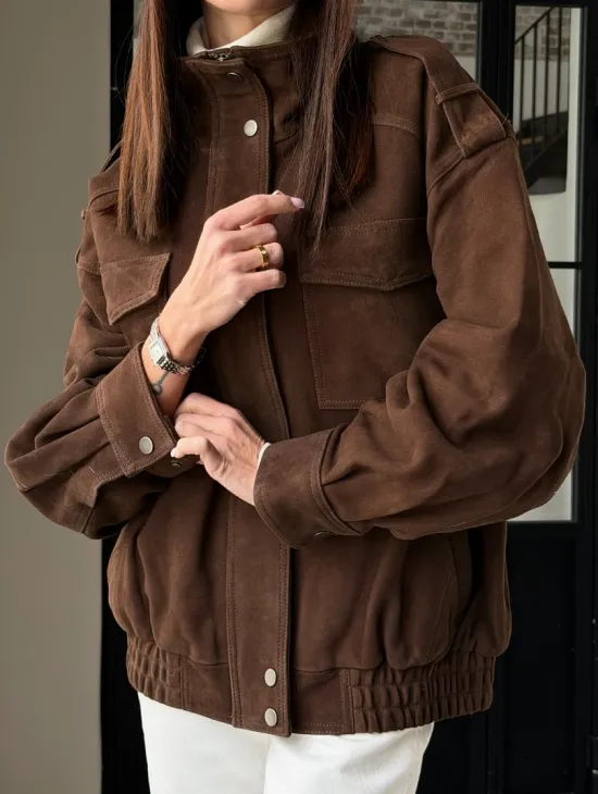Коричневая куртка из натуральной замши тренд 2026