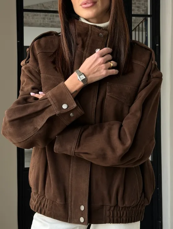Коричневая куртка из натуральной замши тренд 2026
