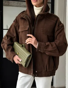 Коричневая куртка из натуральной замши тренд 2026