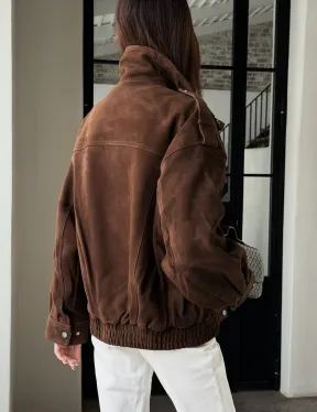 Коричневая куртка из натуральной замши тренд 2026