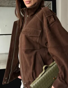 Коричневая куртка из натуральной замши тренд 2026