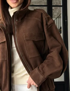 Коричневая куртка из натуральной замши тренд 2026