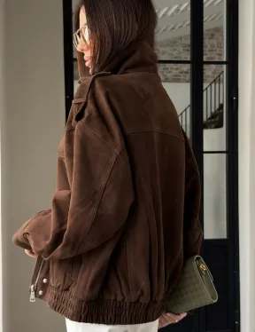 Коричневая куртка из натуральной замши тренд 2026