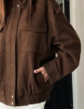 Коричневая куртка из натуральной замши тренд 2026