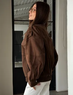 Коричневая куртка из натуральной замши тренд 2026