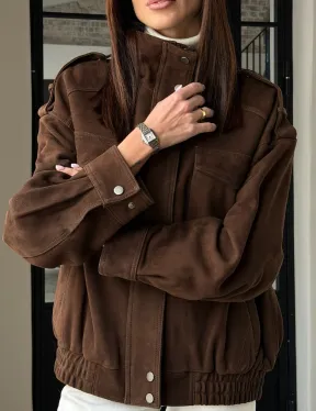 Коричневая куртка из натуральной замши тренд 2026
