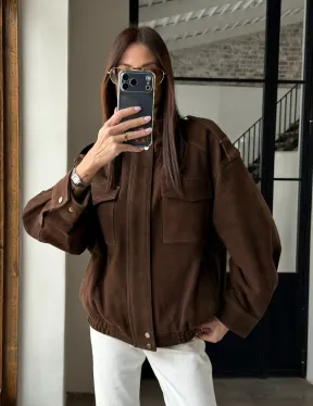 Коричневая куртка из натуральной замши тренд 2026