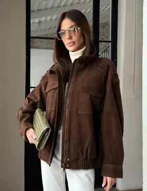 Коричневая куртка из натуральной замши тренд 2026