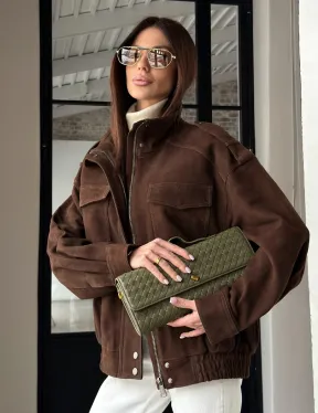 Коричневая куртка из натуральной замши тренд 2026