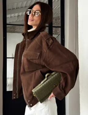 Коричневая куртка из натуральной замши тренд 2026