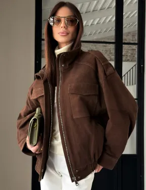 Коричневая куртка из натуральной замши тренд 2026