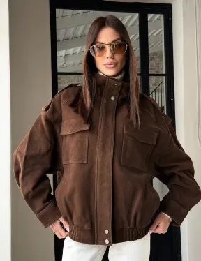 Коричневая куртка из натуральной замши тренд 2026