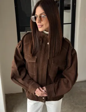 Коричневая куртка из натуральной замши тренд 2026