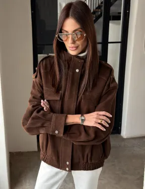 Коричневая куртка из натуральной замши тренд 2026