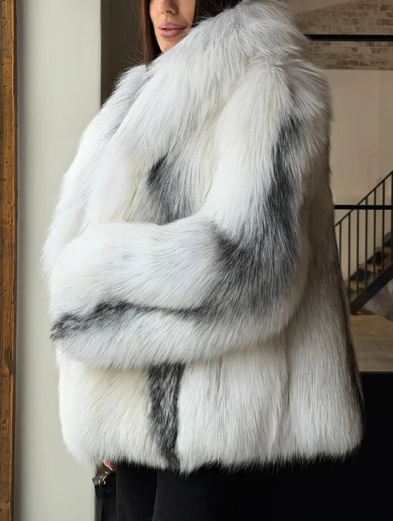 Шуба из цельного меха белой арктической лисы с шалевым воротником