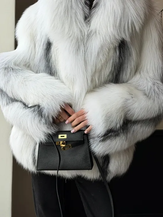 Шуба из цельного меха белой арктической лисы с шалевым воротником