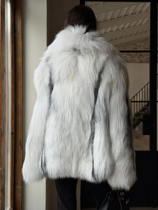 Шуба из цельного меха белой арктической лисы с шалевым воротником