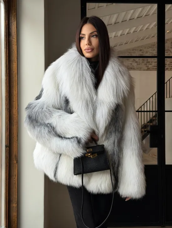 Шуба из цельного меха белой арктической лисы с шалевым воротником