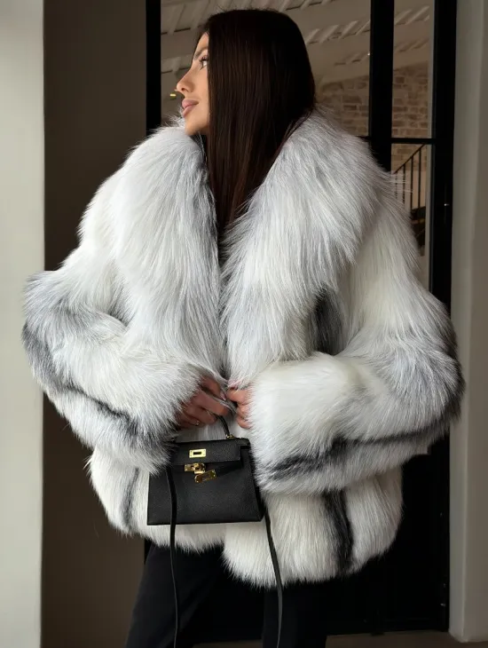 Шуба из цельного меха белой арктической лисы с шалевым воротником