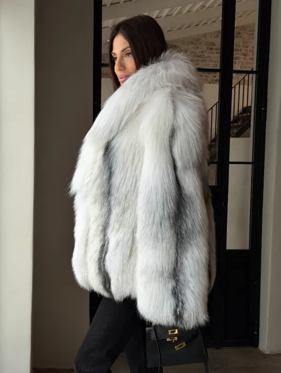 Шуба из цельного меха белой арктической лисы с шалевым воротником