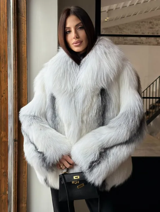 Шуба из цельного меха белой арктической лисы с шалевым воротником