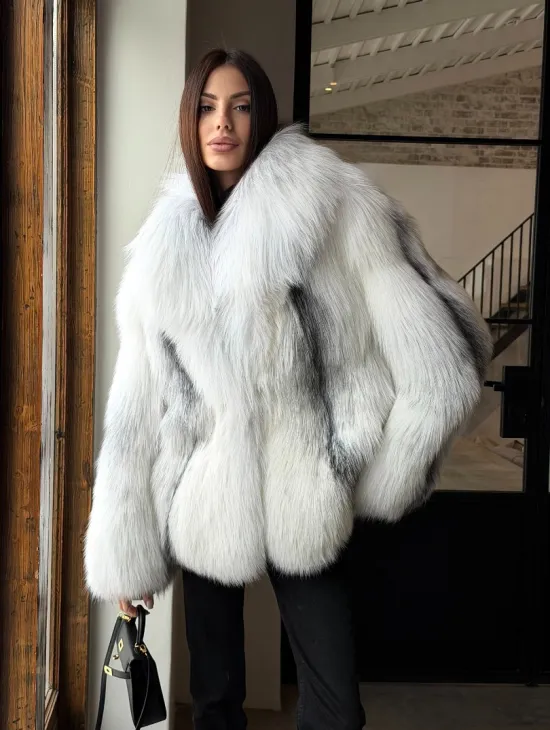Шуба из цельного меха белой арктической лисы с шалевым воротником