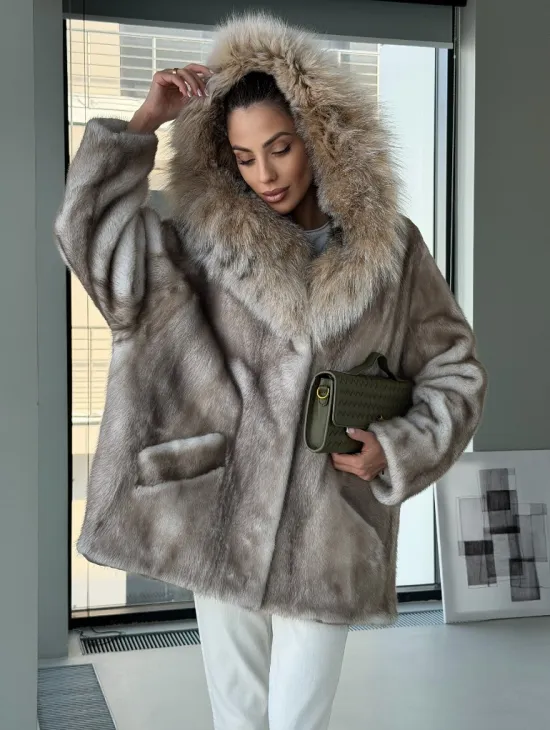 Шуба из аукционной пепельной норки с капюшоном из рыси