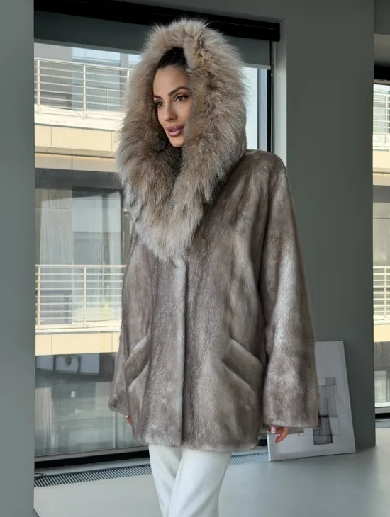 Шуба из аукционной пепельной норки с капюшоном из рыси
