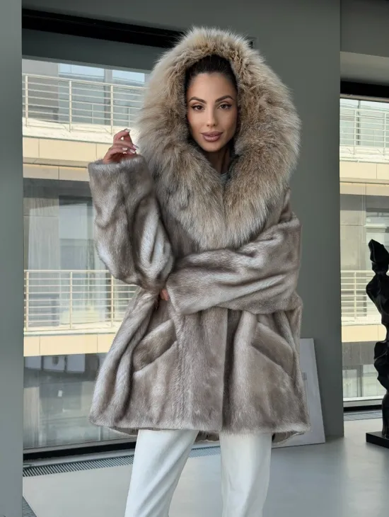 Шуба из аукционной пепельной норки с капюшоном из рыси