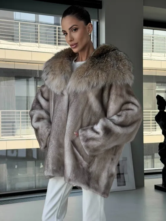 Шуба из аукционной пепельной норки с капюшоном из рыси