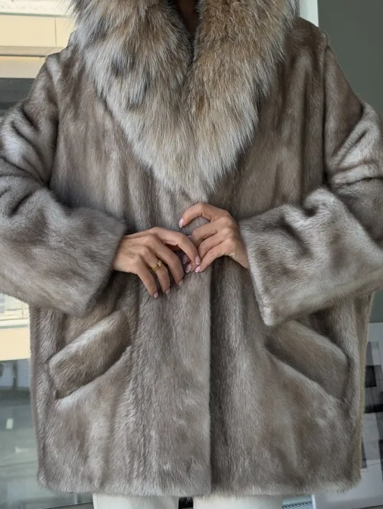Шуба из аукционной пепельной норки с капюшоном из рыси