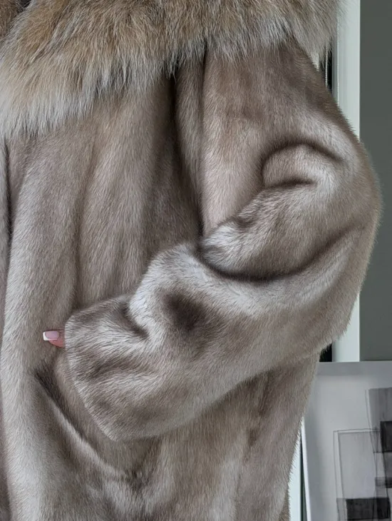 Шуба из аукционной пепельной норки с капюшоном из рыси