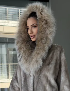Шуба из аукционной пепельной норки с капюшоном из рыси